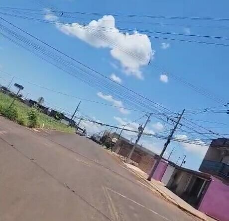 Imagem de compartilhamento para o artigo Fios soltos na rua dos Pardais podem causar acidentes em Chapadão do Sul da MS Todo dia